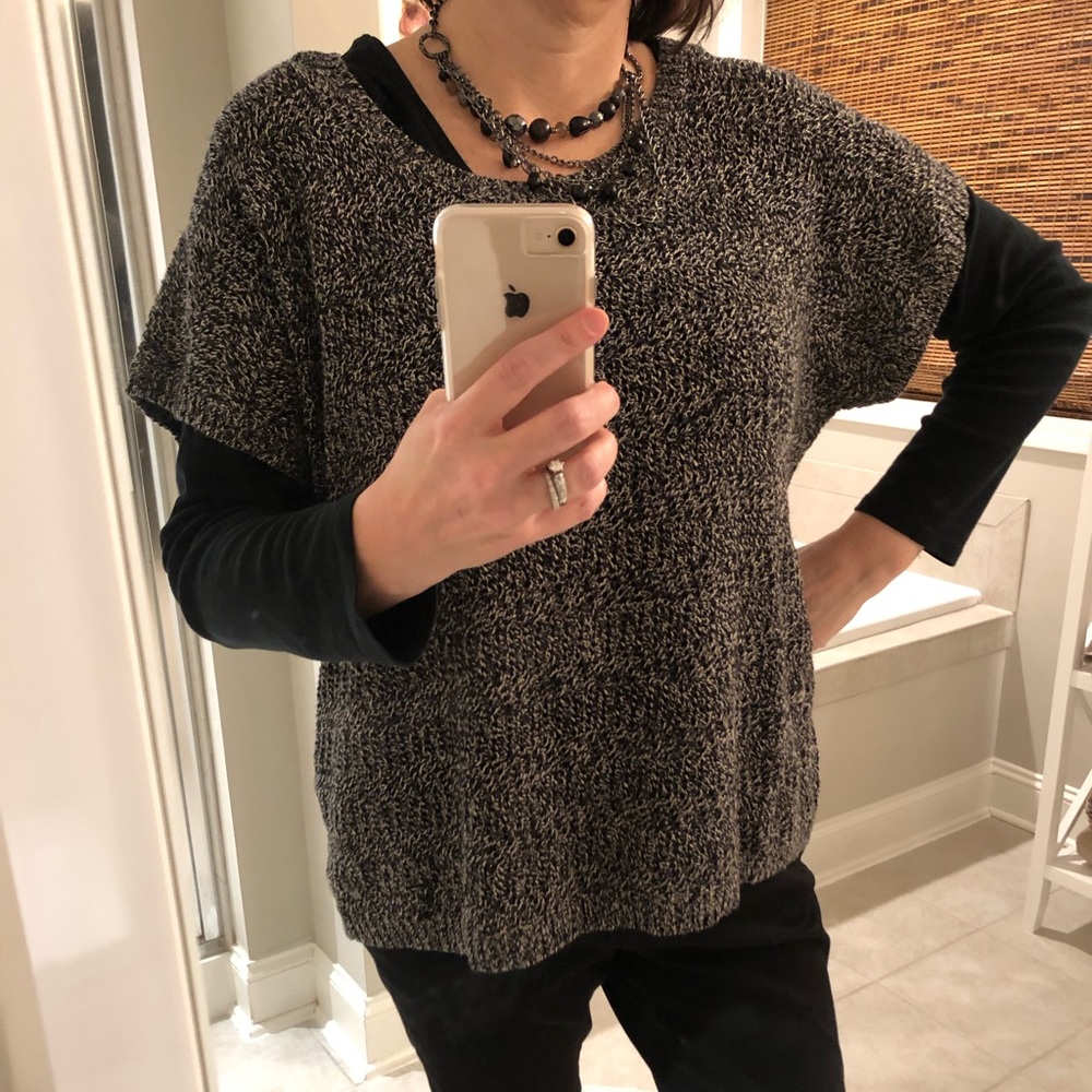 Short sleeved sweater